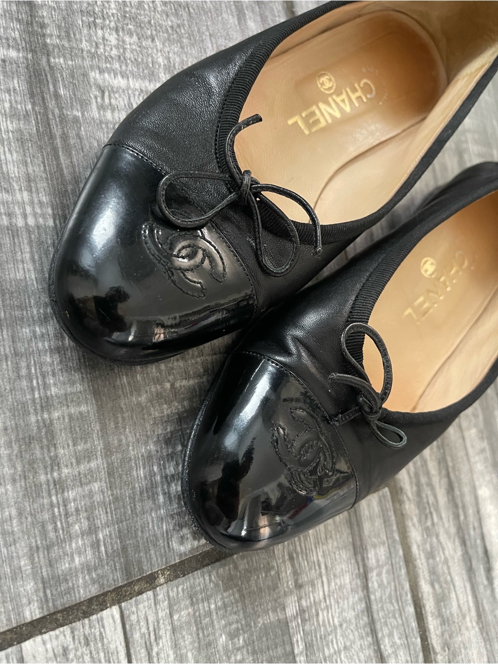CHANEL Black Leather Cap-Toe CC Logo Ballet Flats - Picture 4 of 13